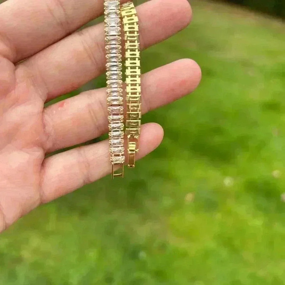 4/$50 Diamond rhinestone gold dainty woman bracelet 7  inches - Picture 7 of 7